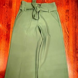 Green high waited culottes with zipper closure and belt size 8